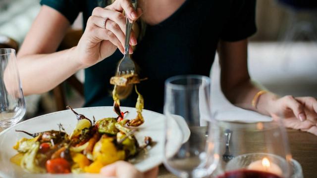 Una mujer disfruta de un buen plato de verduras.