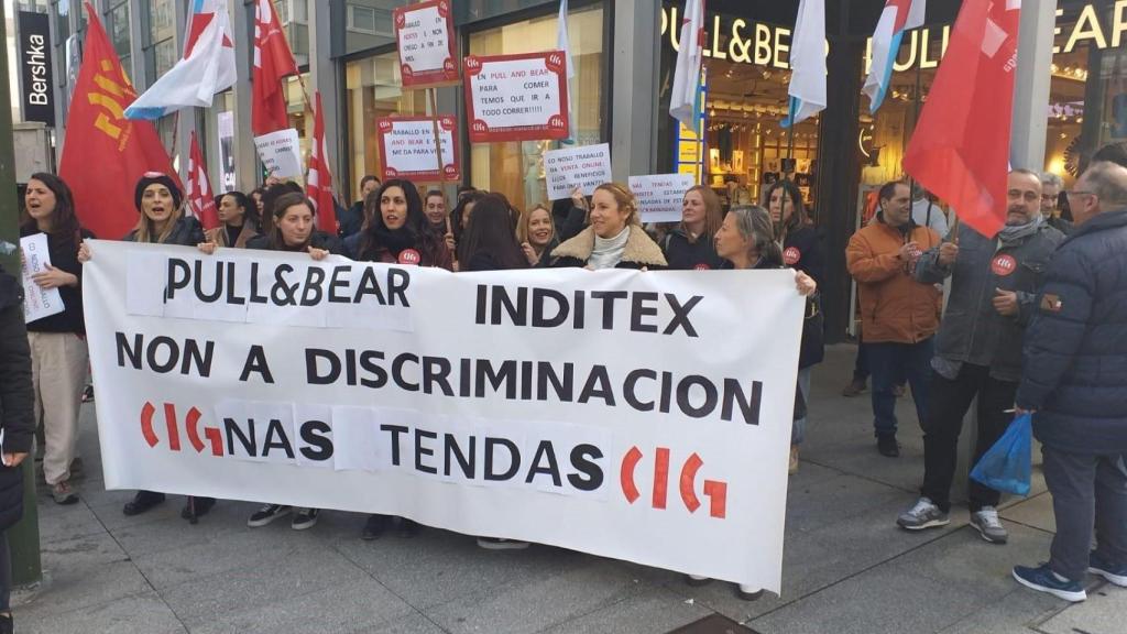 Trabajadoras de Pull and Bear se concentran en A Coruña para exigir más personal