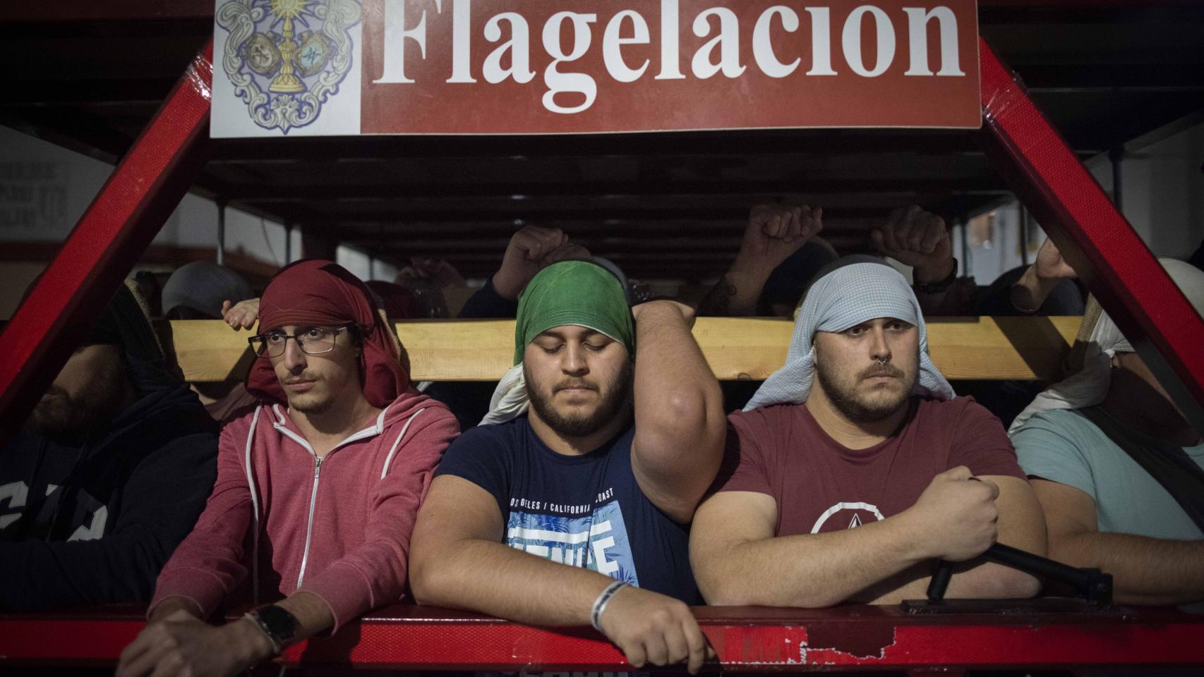 Tres costaleros del Cristo de la Flagelación, de La Línea de la Concepción (Cádiz).