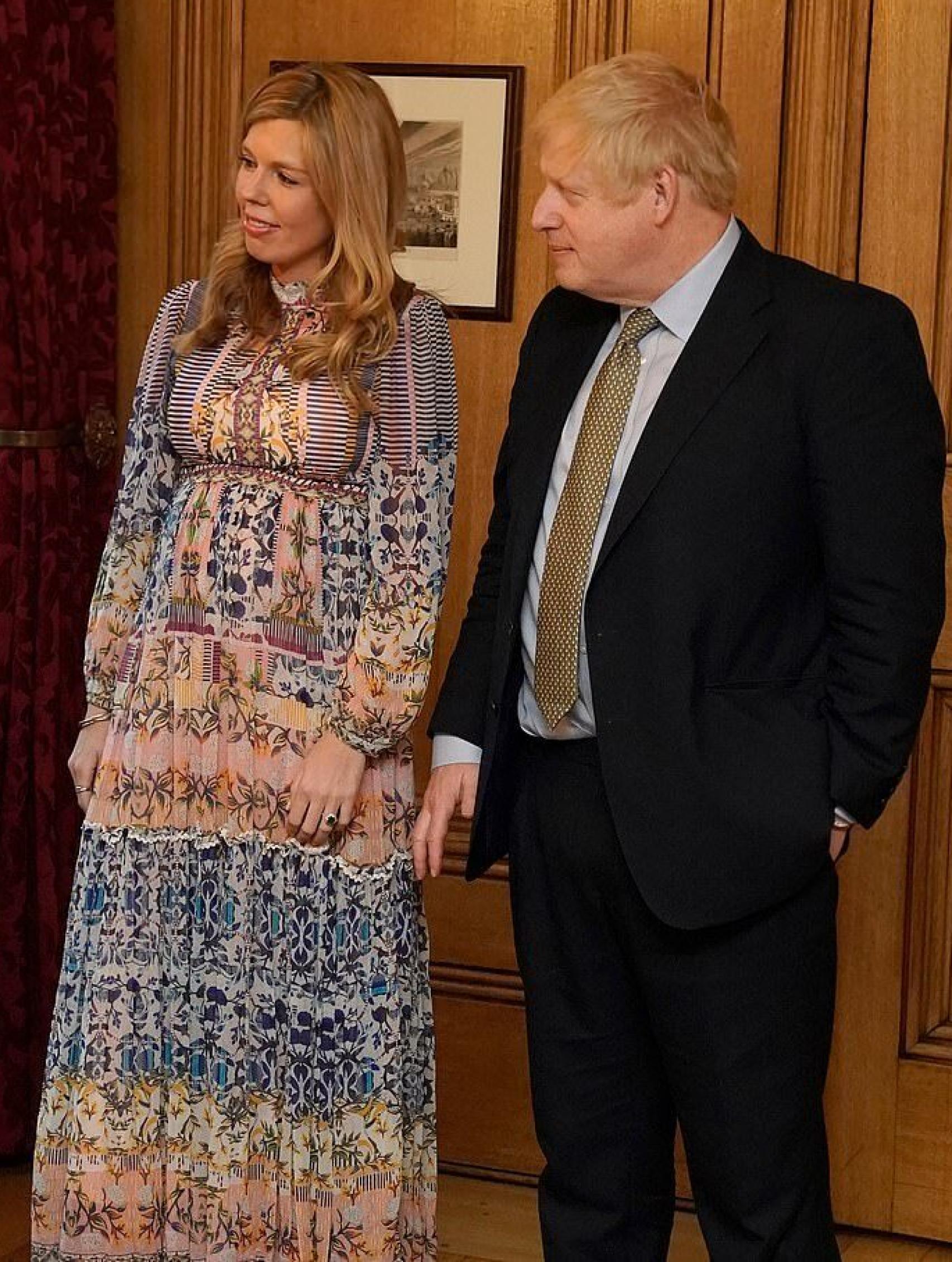 Boris Johnson y Carrie Sydmonds en el número 10 de Downing Street.