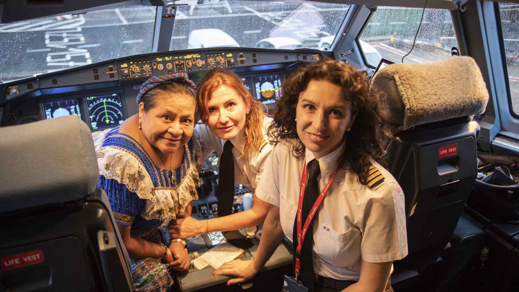 Rigoberta Menchú junto a la comandante y a la copiloto.