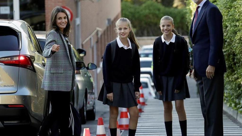 Los reyes acompañando a sus hijas en el primer día de clase.