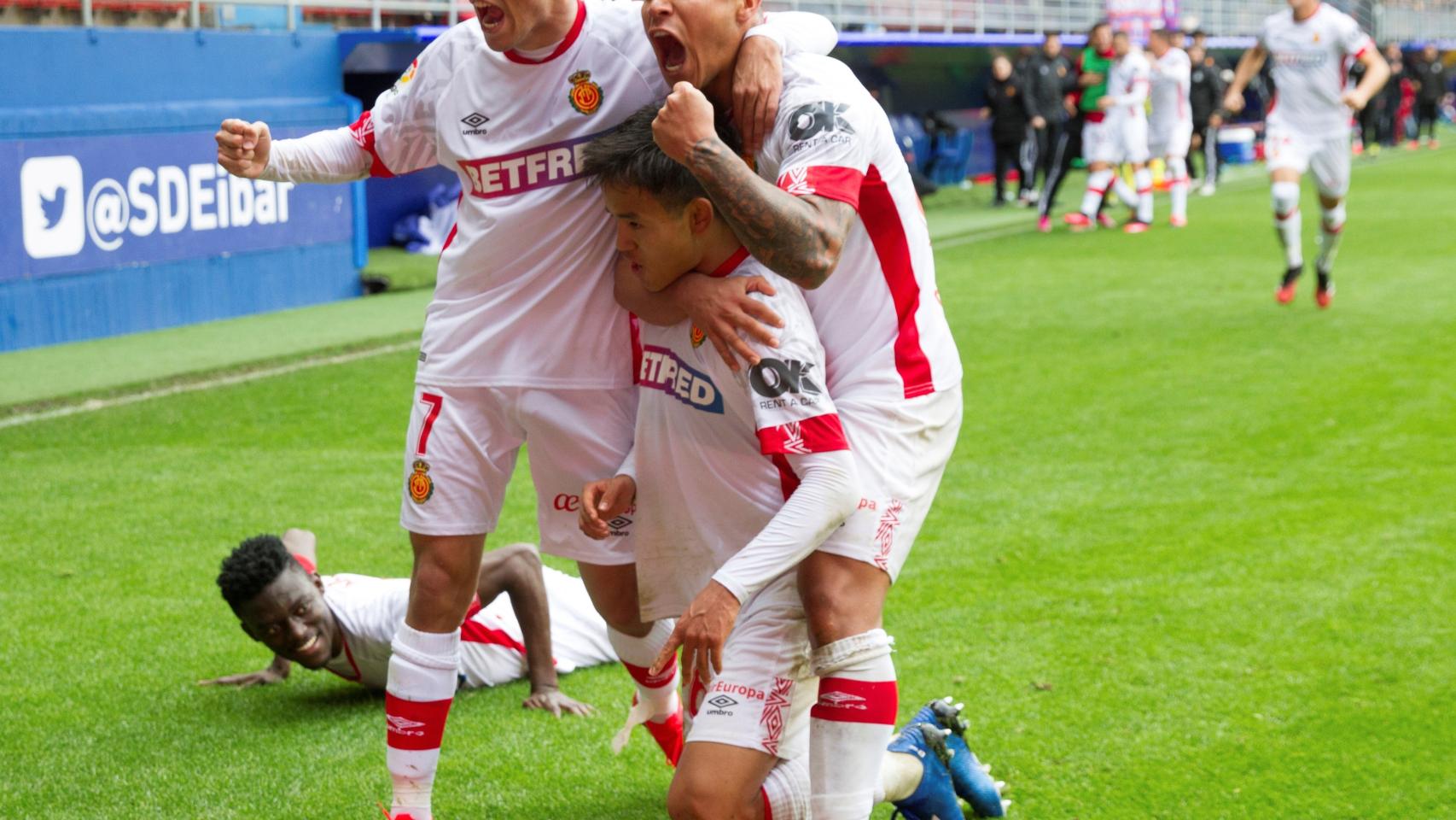 Los jugadores del Mallorca celebran el gol de Takefusa Kubo ante el Eibar