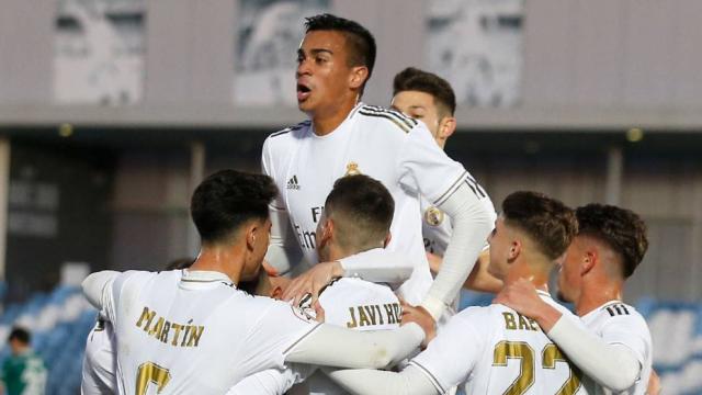 Reinier celebra un gol con sus compañeros del Castilla