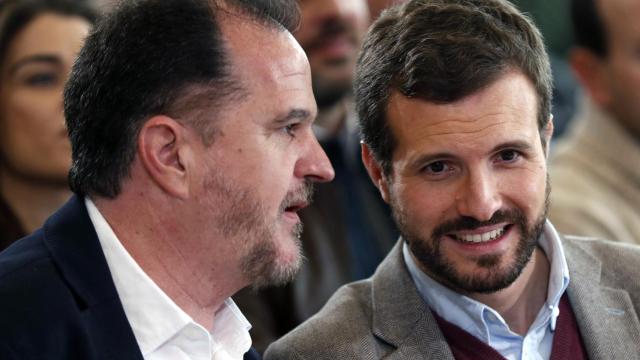 Carlos Iturgaiz, candidato de la coalición PP+Cs, y Pablo Casado, presidente de los populares, en Santurce.