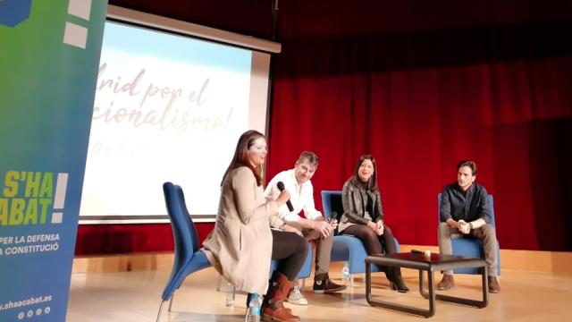 Irene González, Rafa Latorre, Guadalupe Sánchez y David Mejía participan en un acto de S'ha Acabat.