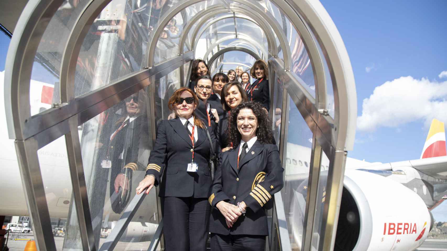 La tripulación al completo del avión, en la escalerilla de acceso.