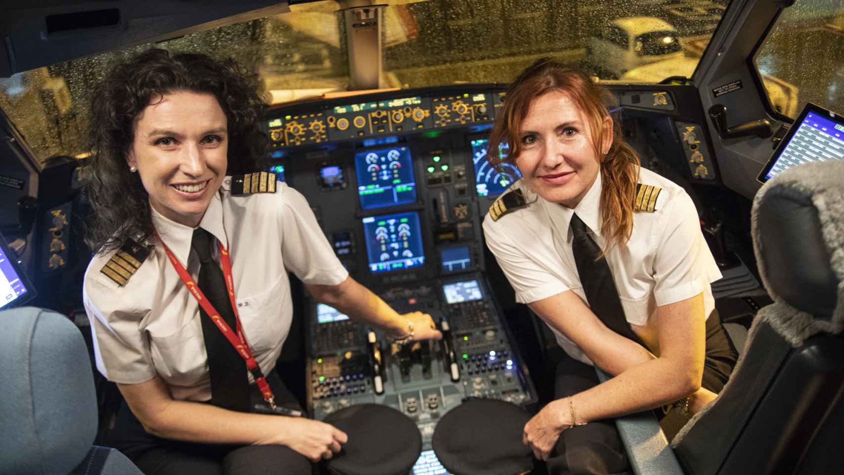 La comandante Marta Domínguez y la copiloto Mónica Fernández, en la cabina del IB3214.