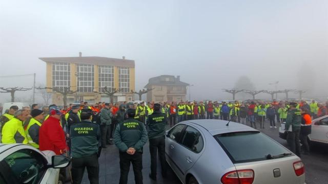Más de 200 personas y drones buscan al octogenario desaparecido en Boimorto (A Coruña)