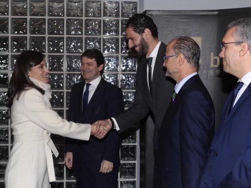 Letizia con abrigo blanco de Carolina Herrera.