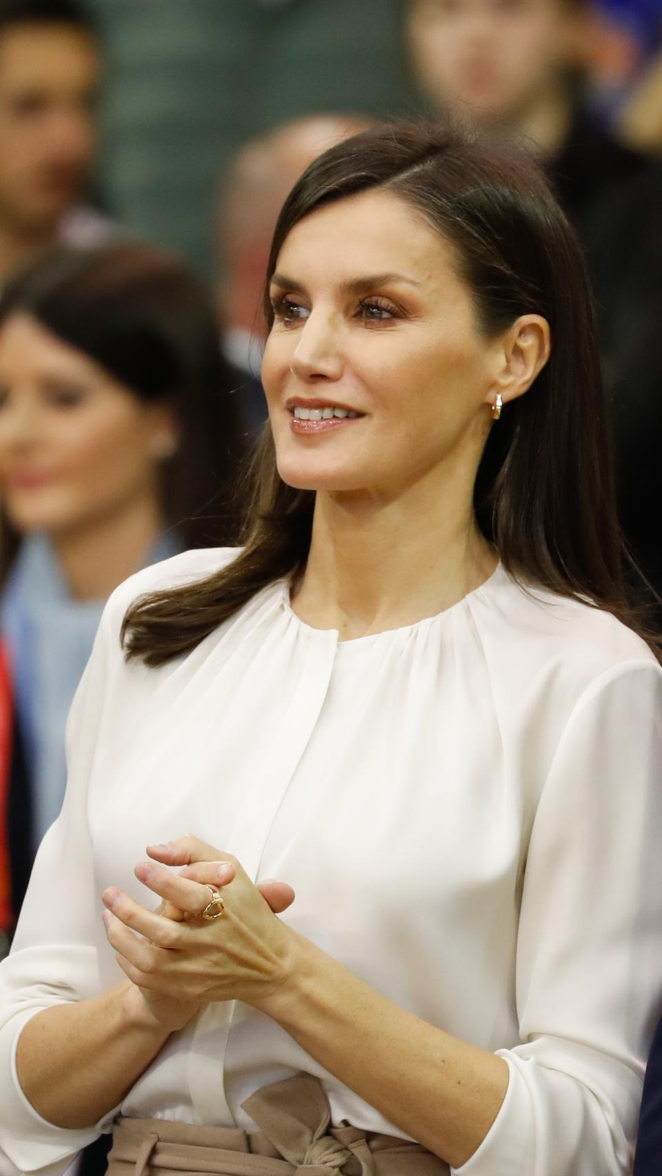 Letizia con anillo de Karen Hallam.