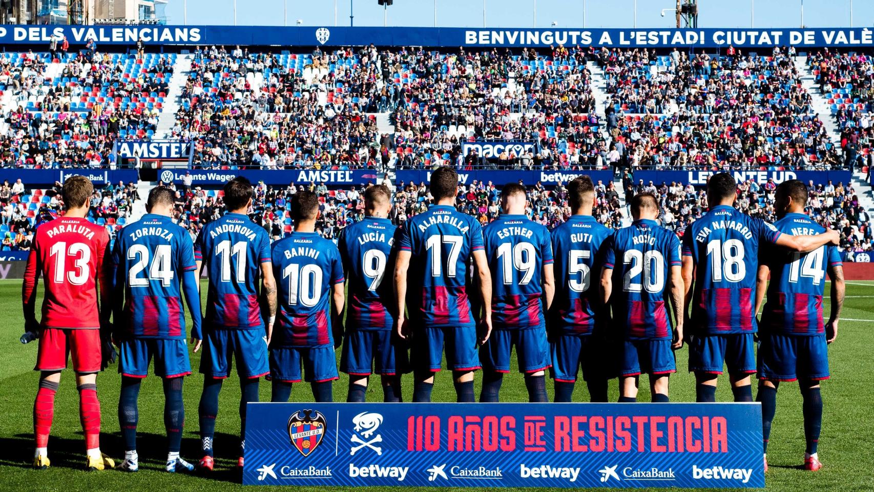 Los jugadores del Levante homenajeando a sus compañeras del femenino.