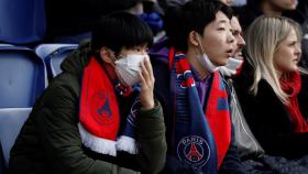 Aficionador del PSG con mascarillas en el Parque de los Príncipes.