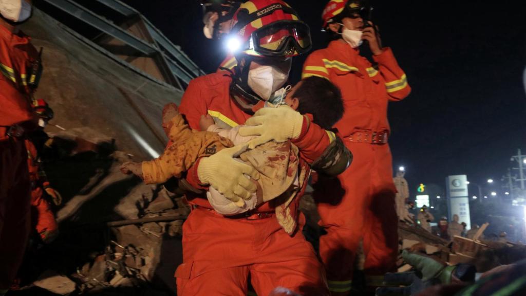Un bombero rescata a un bebé del derrumbamiento.