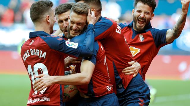 Los jugadores de Osasuna celebran el gol de Roberto Torres al Espanyol