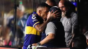 Carlos Tevez besando a Diego Maradona en la previa del partido ante Gimnasia.