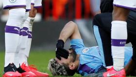 'Kun' Agüero se duele sobre el césped en el derbi de Manchester