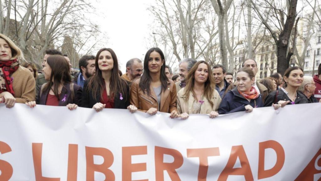 Dirigentes de Cs, encabezados por Begoña Villacís, en la marcha del 8-M.