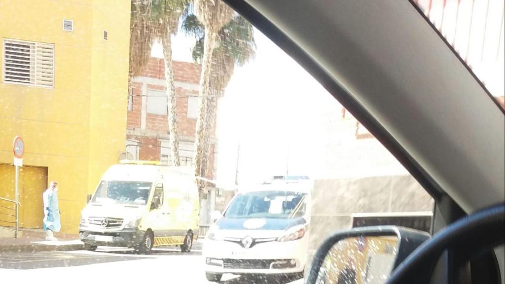 Llegada de la ambulancia al centro de salud de Totana para trasladar al bebé a La Arrixaca, junto a sus progenitores.