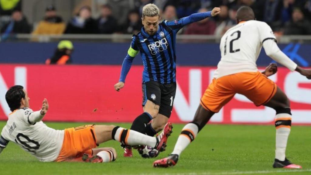 Jugadores de Valencia y Atalanta durante el partido de ida de octavos de Champions League