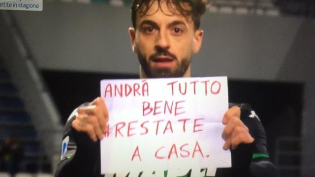 El futbolista Francesco Caputo pidiendo a los italianos que se queden en casa por el coronavirus