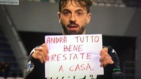 El futbolista Francesco Caputo pidiendo a los italianos que se queden en casa por el coronavirus