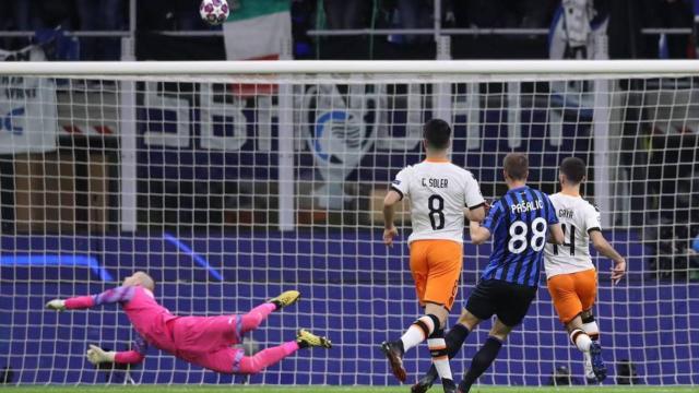 Valencia y Atalanta en el partido de ida de octavos de Champions League