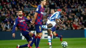 Gerard Piqué, junto a Sergio Busquets, tratan de frenar un disparo de Alexander Isak en el Barça - Real Sociedad