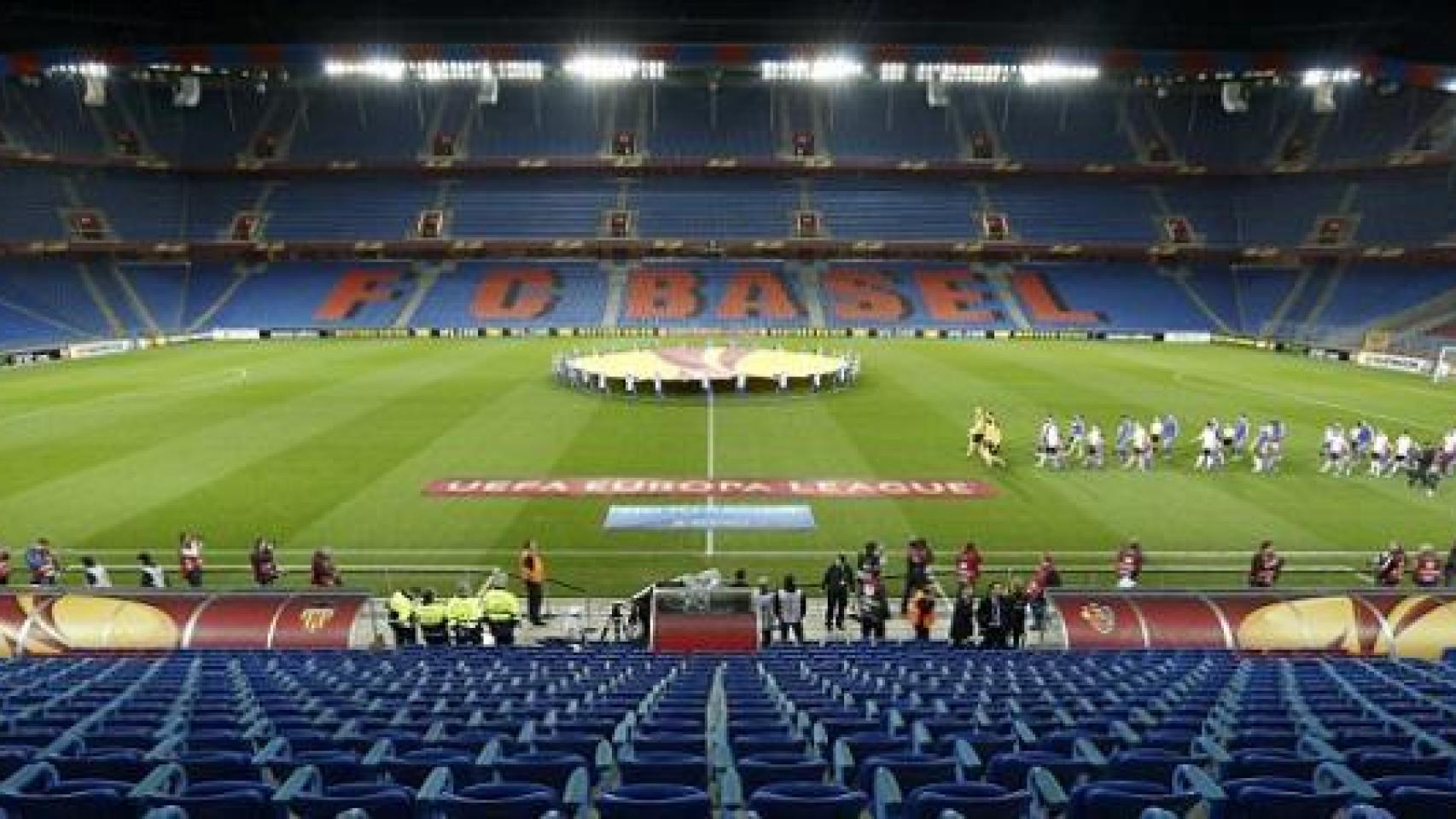 El estadio del FC Basilea en un partido de Europa League