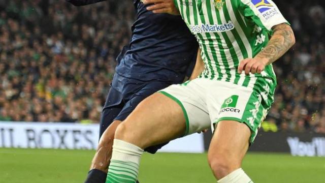 Varane y Loren Morón, en el Betis - Real Madrid de La Liga