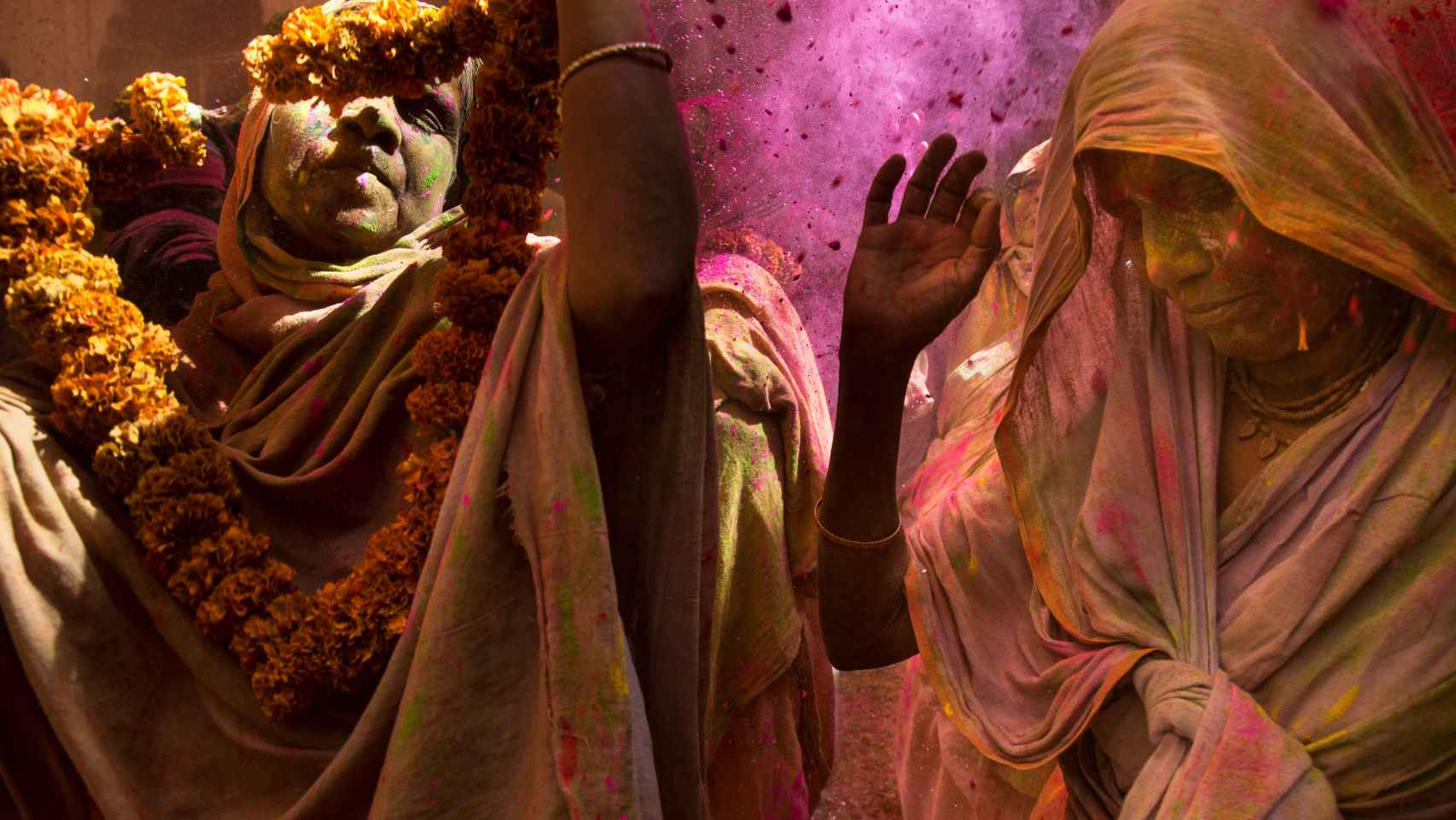 Dos mujeres en la ceremonia de Holi en la India.