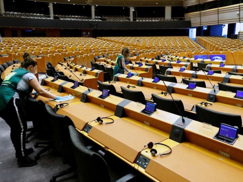 Un grupo de trabajadores desinfectan la sede de la Eurocámara en Bruselas