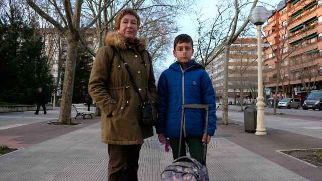Charo, junto a su nieto P., de nueve años, en la Plaza de la Constitución de Vitoria.