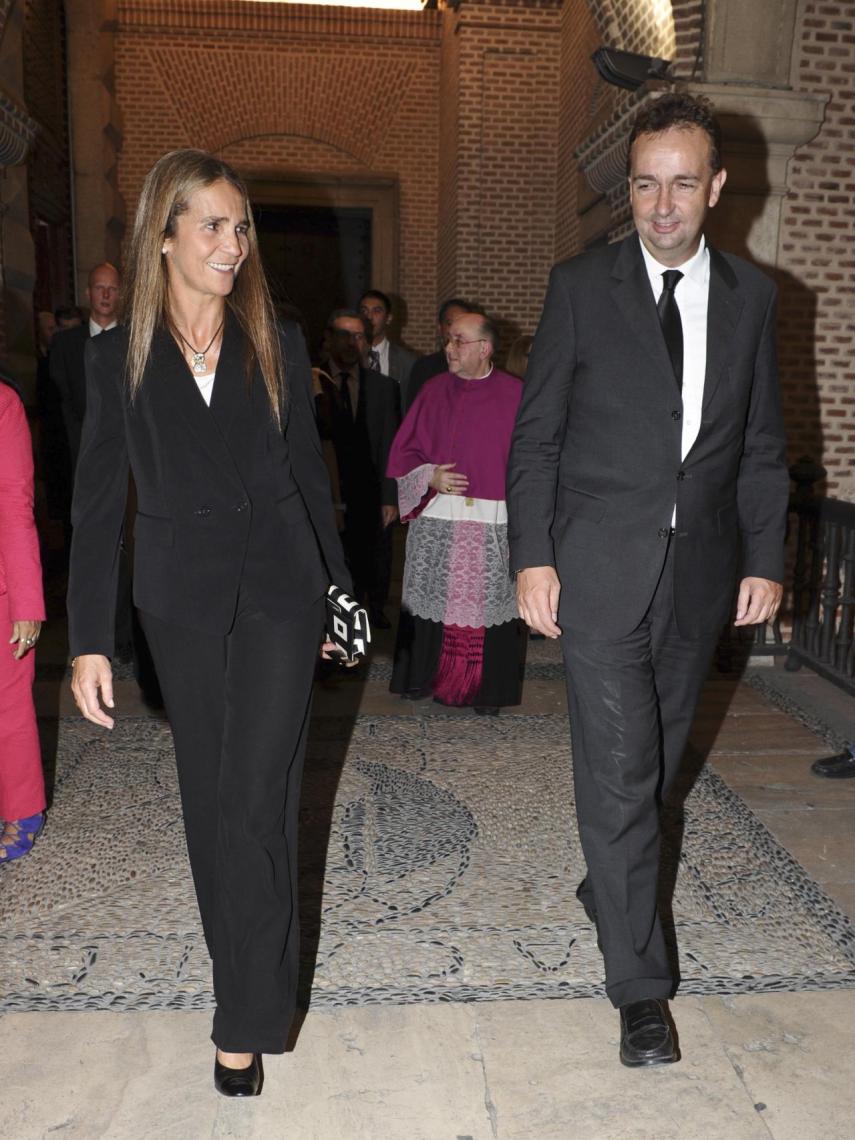 La infanta Elena junto a Carlos de Habsburgo en el funeral de Otto de Habsburgo en Madrid.