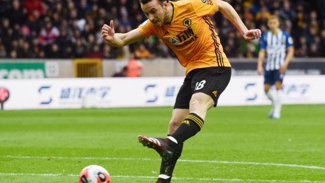 Diego Jota se prepara para disparar en un partido con el Wolverhampton Wanderers