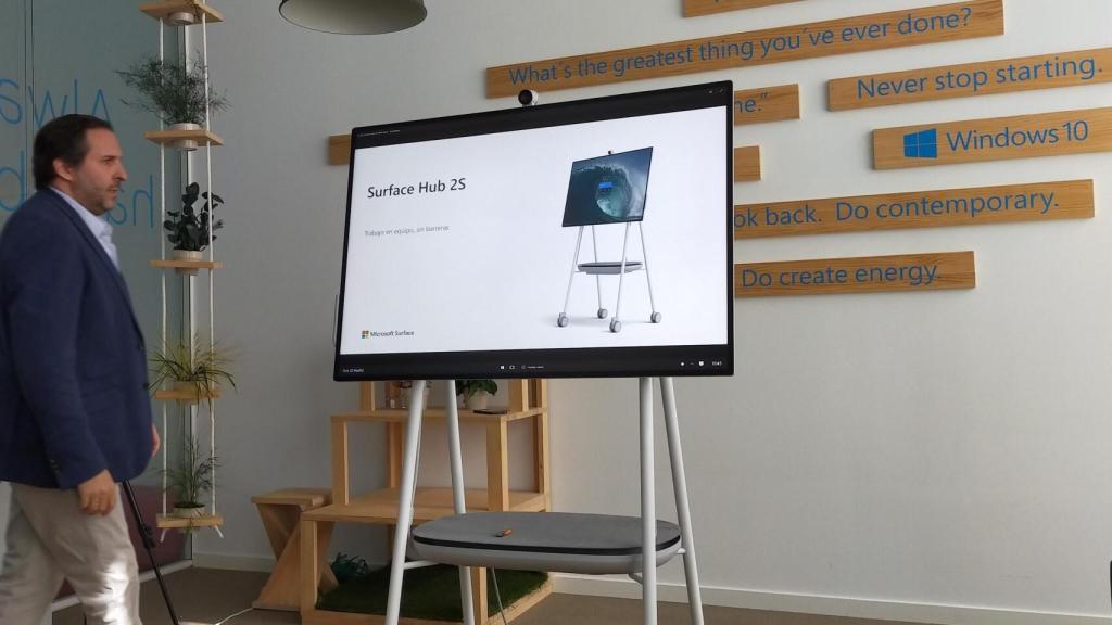 Antonio Cruz con la Surface Hub 2S