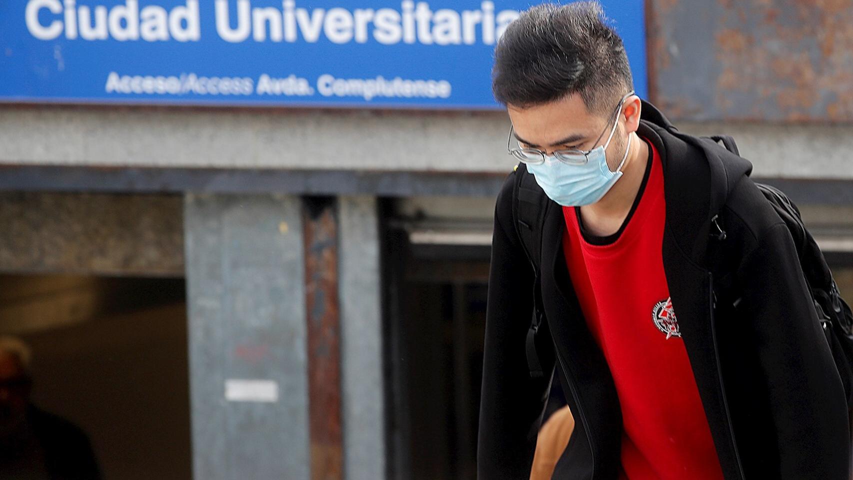 Un joven con mascarilla en la estación de metro de Ciudad Universitaria, en Madrid. EFE/Juan Carlos Hidalgo.