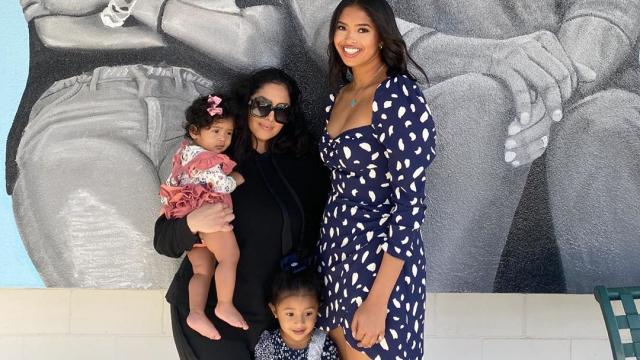 Vanessa Bryant junto a sus hijas Natalia, Bianka y Capri.