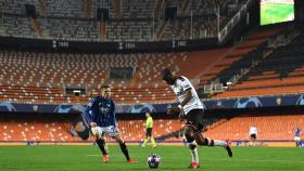 Kondogbia, en el Valencia - Atalanta de la Champions League en un Mestalla vacío