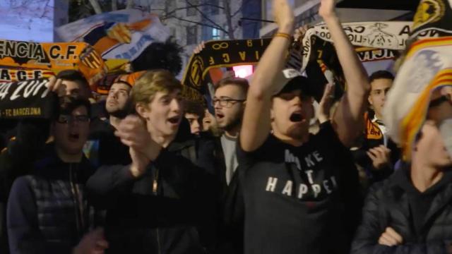 Increíble recibimiento al Valencia antes de jugar a puerta cerrada ante el Atalanta en Champions