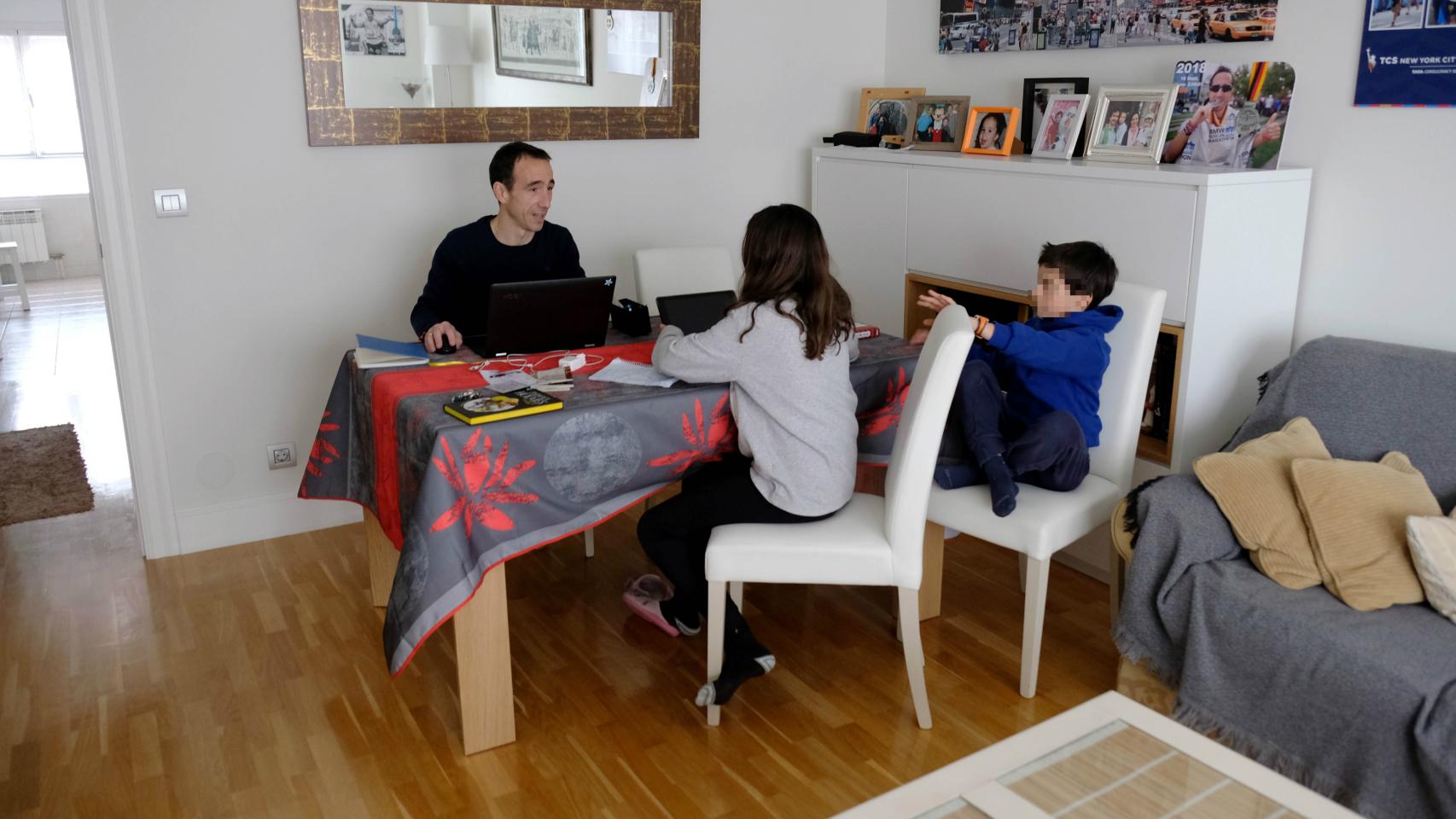 Joaquín teletrabaja la mismo tiempo que cuida de sus hijos.