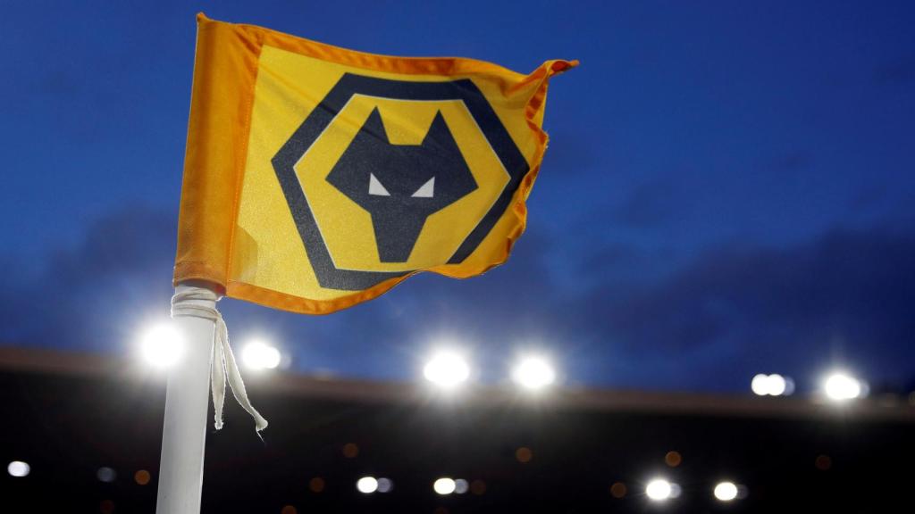 El escudo del Wolverhampton, en la bandera de uno de los corners de Vicarage Road