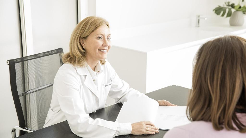 La doctora Rosa Maria Garcia Maroto, pasando consulta.