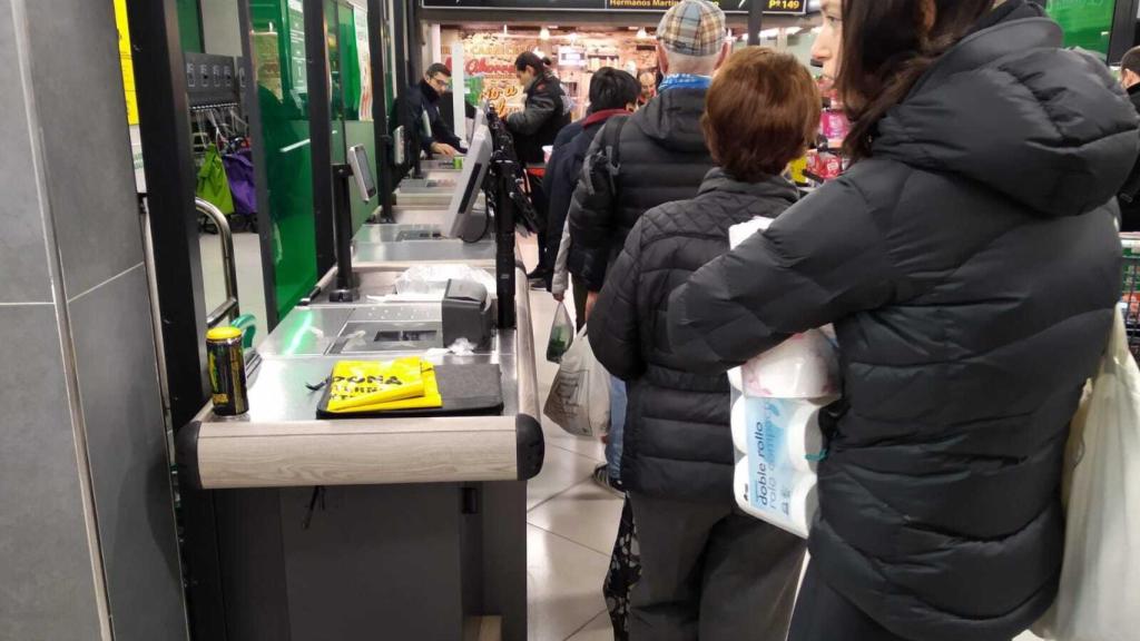 Muchos madrileños hacen cola para llevarse papel higiénico y otros productos de Mercadona.