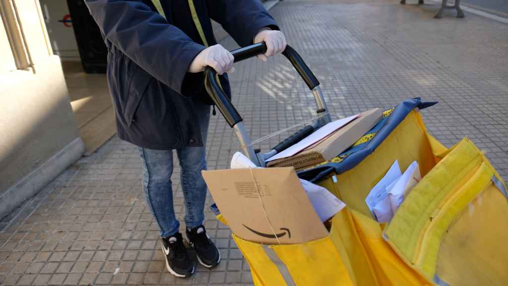 Una cartera reparte la correspondencia tomando medidas preventivas.