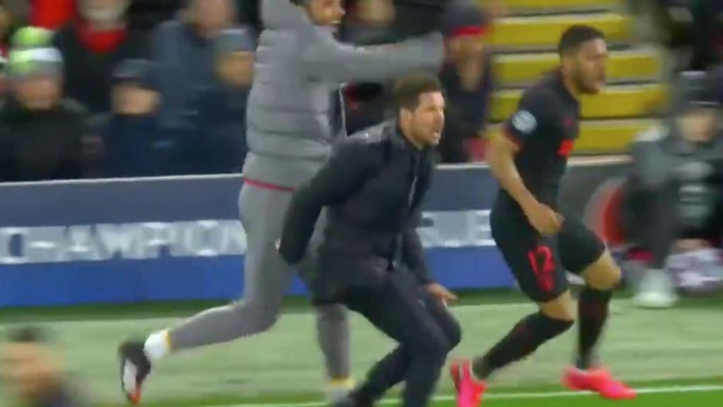 Simeone intenta celebrar el gol de Saúl