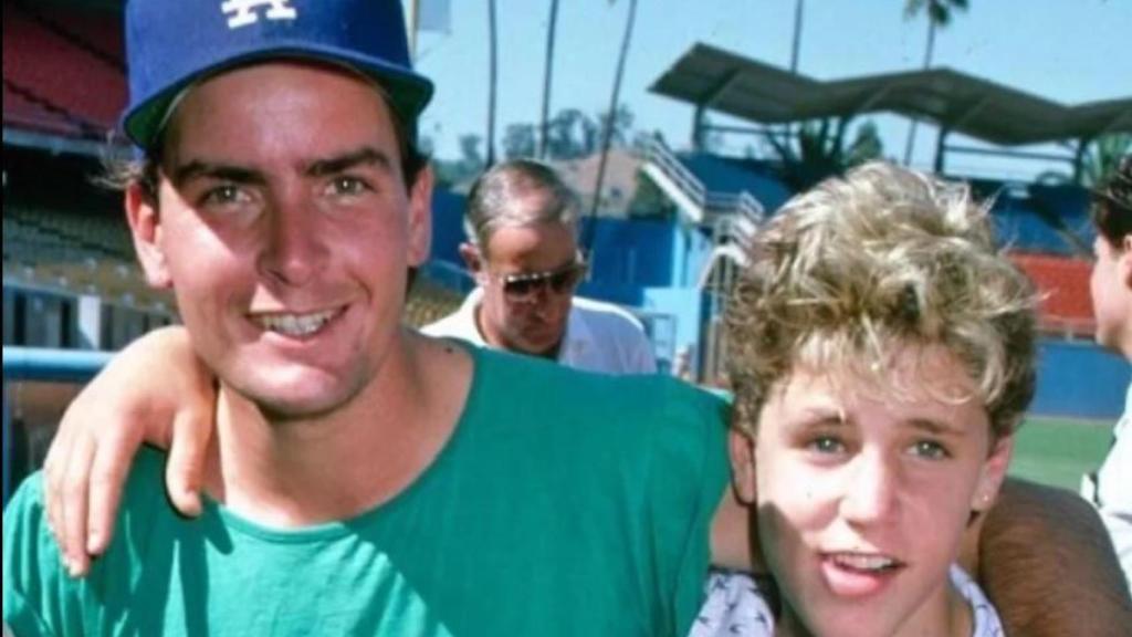 Charlie Sheen junto a Corey Haim.