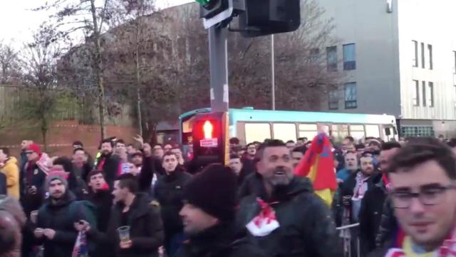 Hinchas y ultras del Atleti camino de Anfield