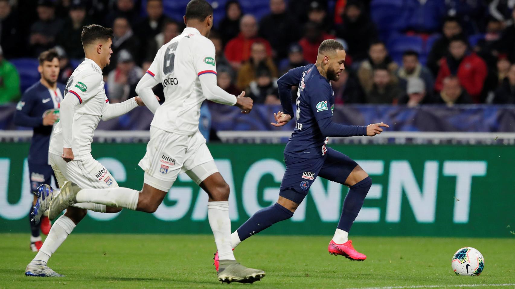 Neymar, rodeado por varios jugadores del Olympique de Lyon en un partido con el PSG