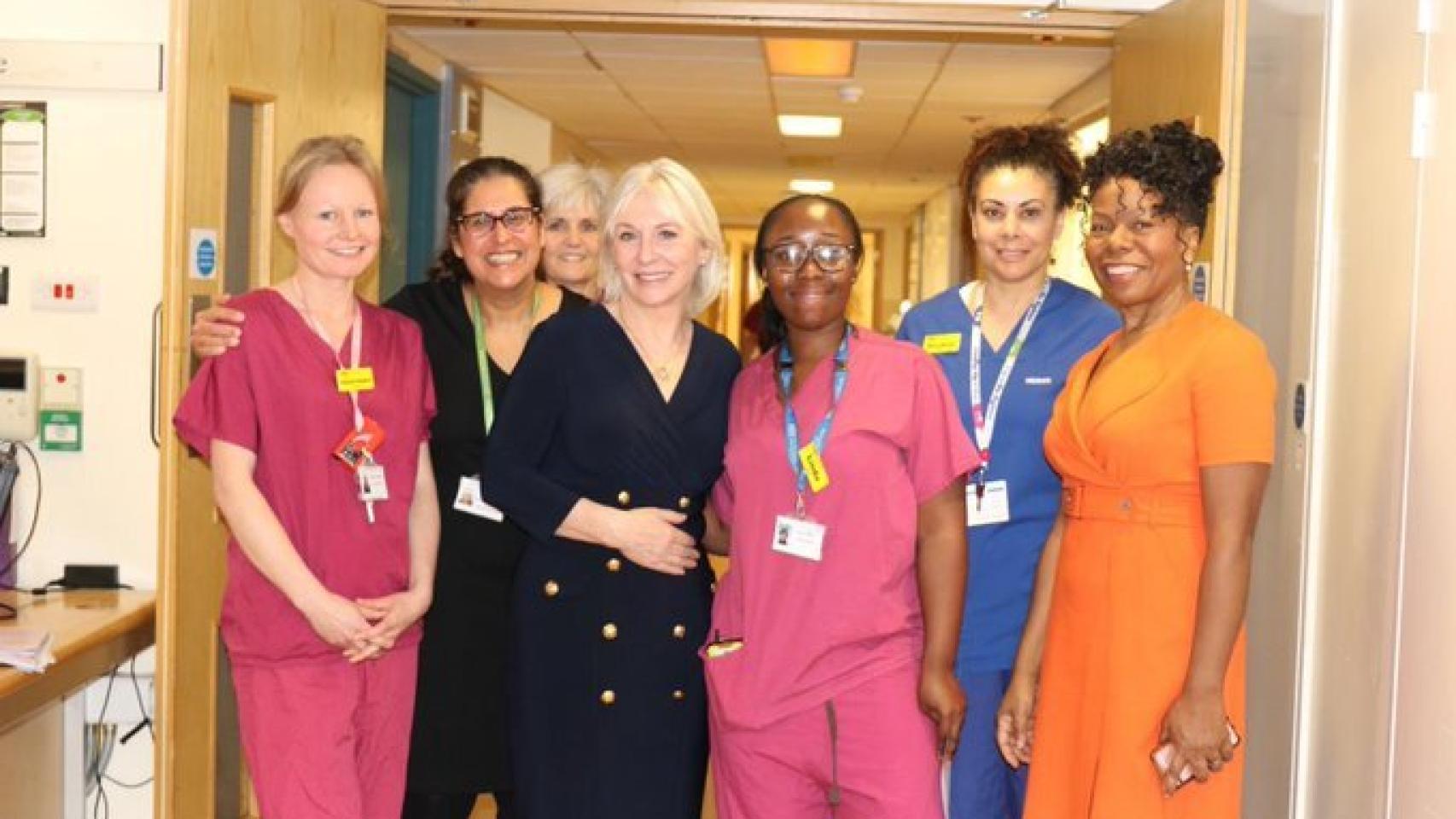 Nadine Dorries, ministra de Salud del Reino Unido, con profesionales sanitarias.